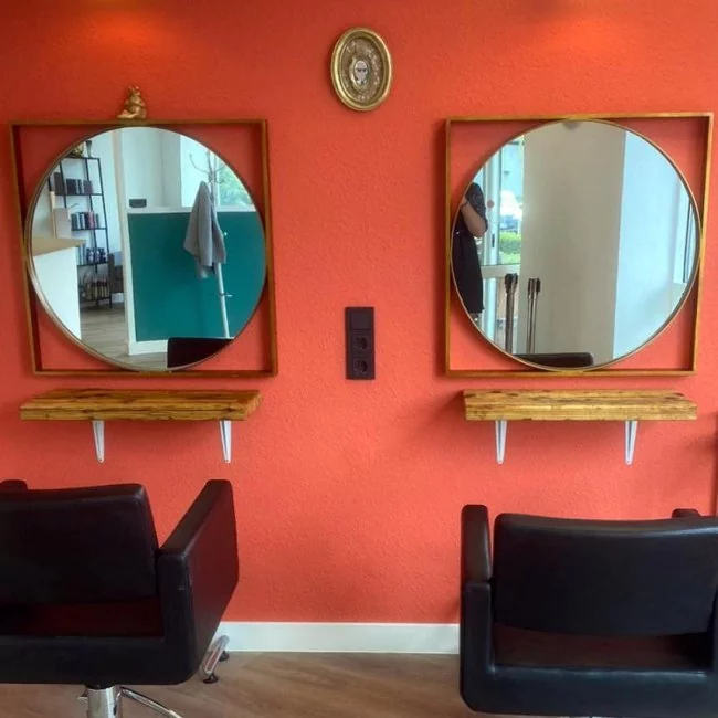 2 Spiegel mit und Stühle im Friseursalon mit Ablage / Regalbrett / Bohle aus Massivholz / Altholz / Gerüstbohlen Farbe honey